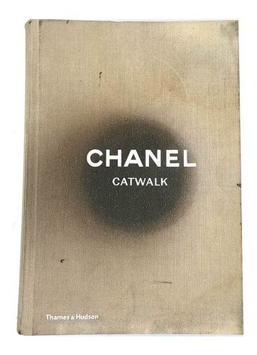 livro chanel capa dura|Chanel Catwalk: The Complete Karl Lagerfeld .